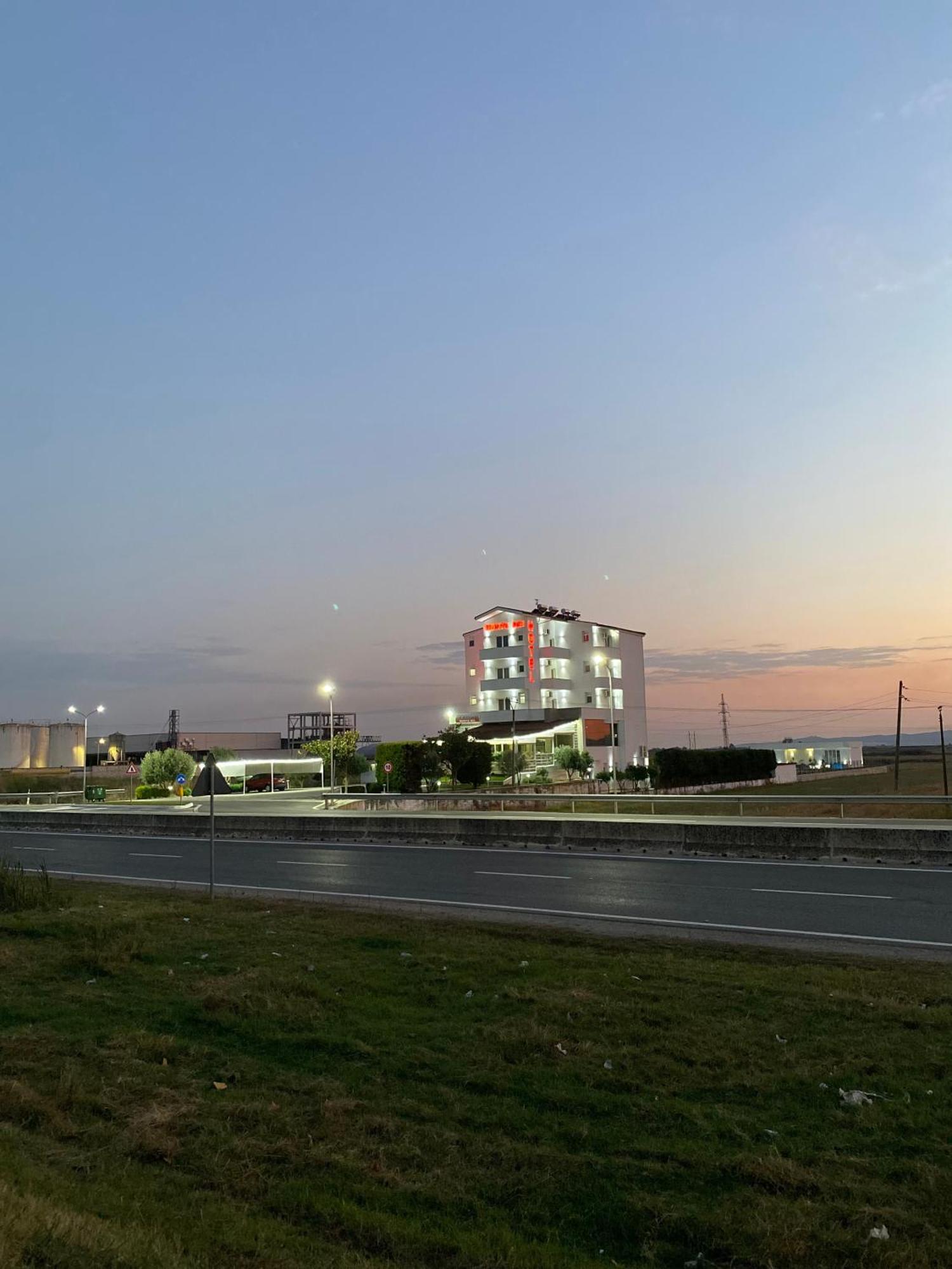 Monte Rei Hotel Lushnjë Exterior foto